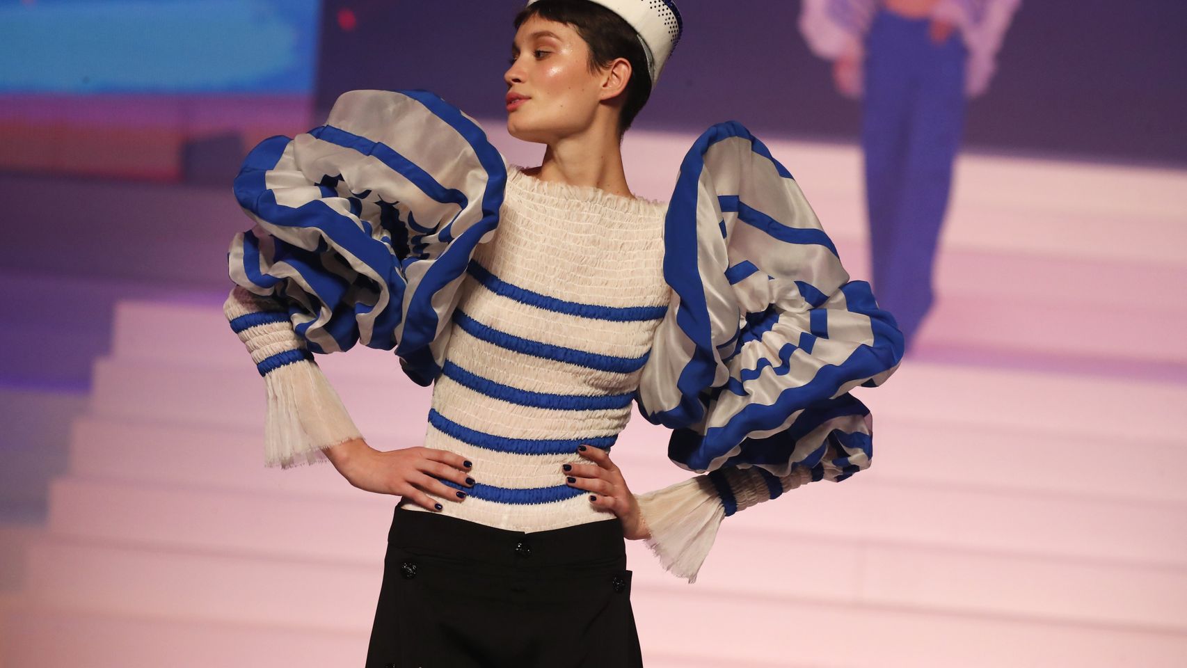 Modelo luciendo una versión actualizada de la clásica camiseta marinera, creada por Jean Paul Gaultier.
