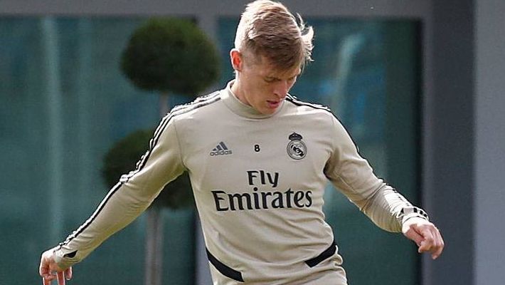 Toni Kroos ejercitándose con el balón con el Real Madrid