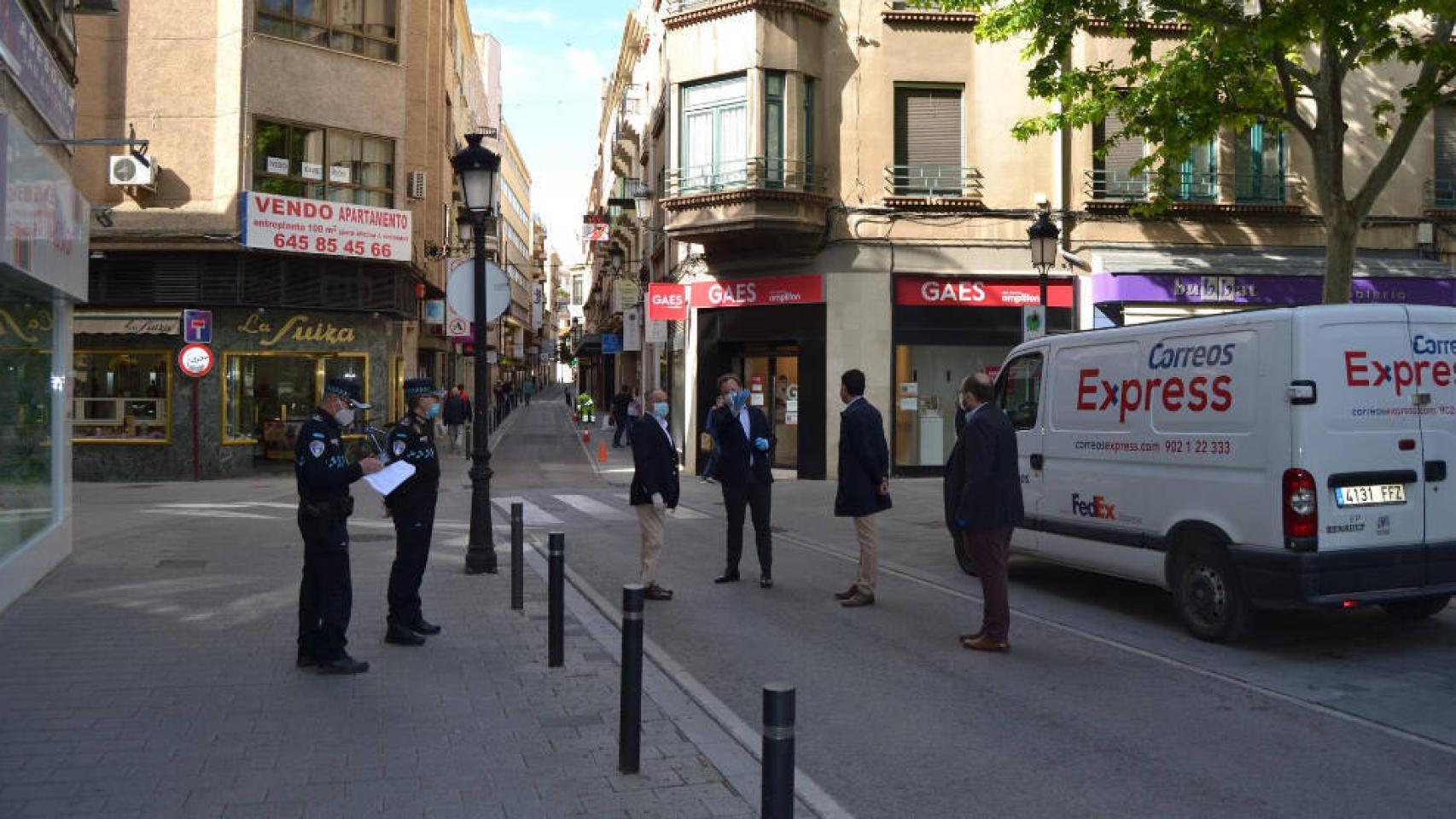 El alcalde de Albacete, Vicente Casañ, pasea por las calles peatonalizadas