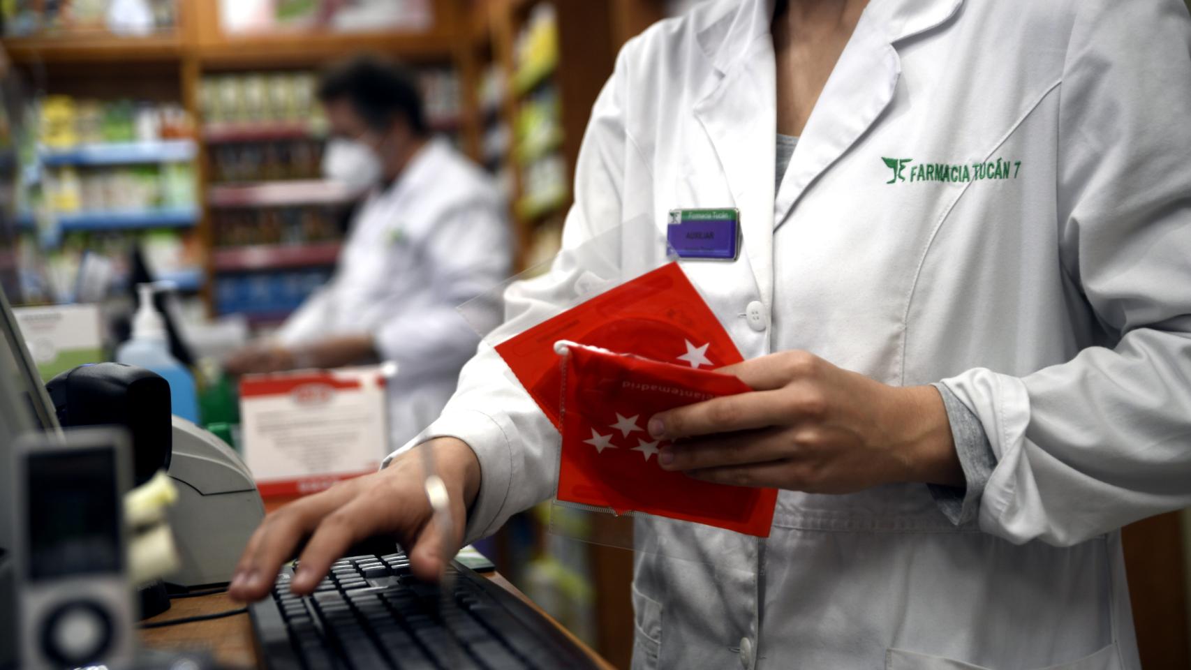Las farmacias de Madrid reparten desde este lunes 7 millones de mascarillas FFP2