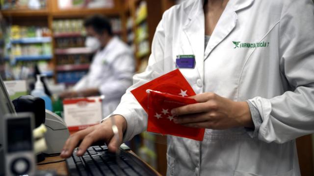 Un farmacéutico dispensando mascarillas en la Comunidad de Madrid.