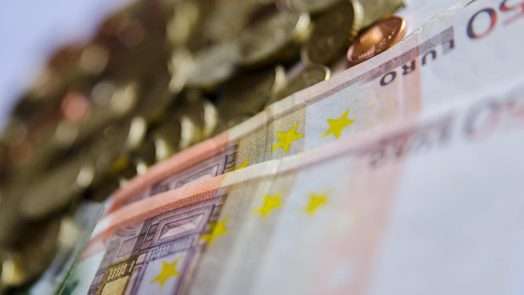 Imagen de archivo de monedas y billetes.