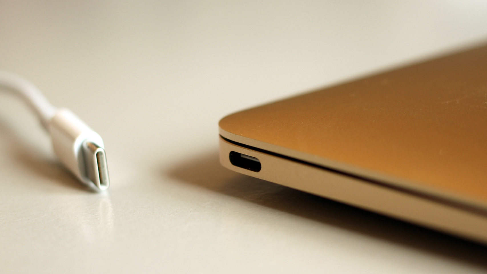 MacBook con puerto Thunderbolt