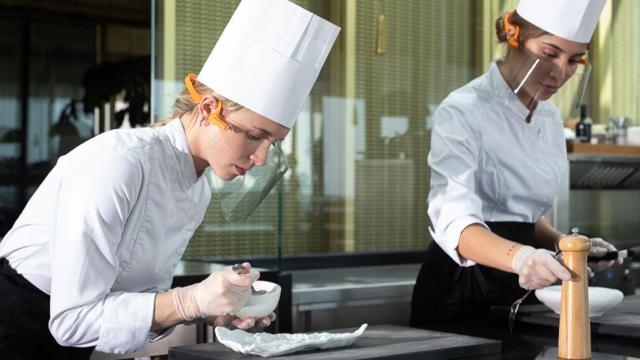 Así es la nueva pantalla de protección facial para el sector de la restauración