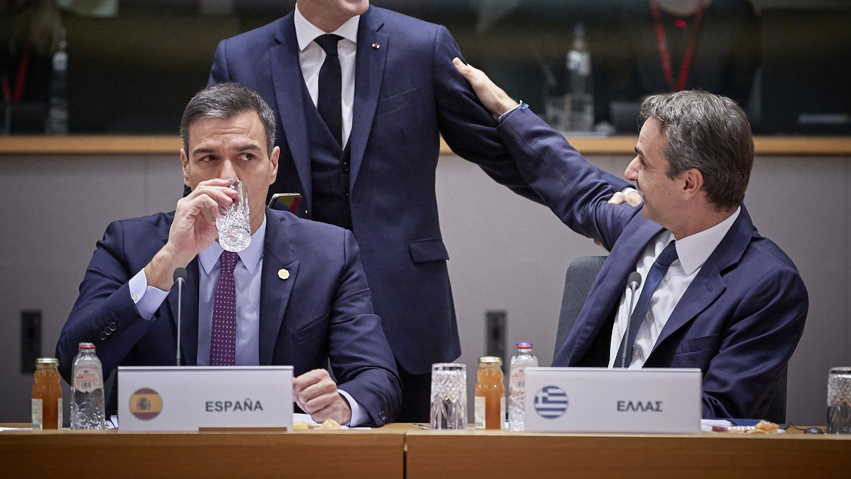 Pedro Sánchez, Emmanuel Macron y Kyriakos Mitsotakis, durante un Consejo Europeo