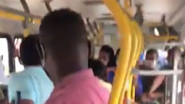 Imagen de la brutal agresión en un autobus de Salvador, Brasil