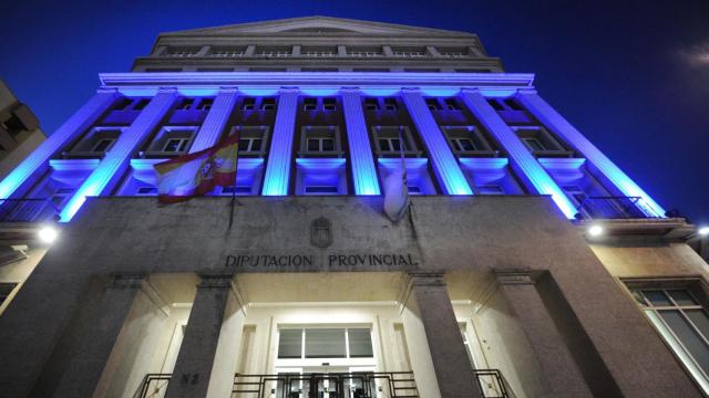 El edificio de la Diputación teñido de azul.