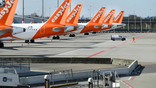 La flota de Easyjet, aparcada en el aeropuerto de Schipol en Ámsterdam