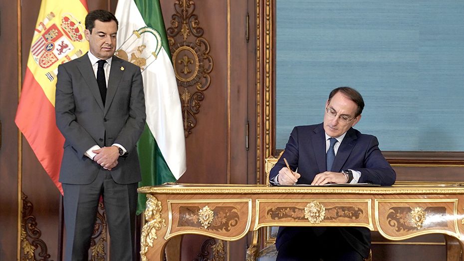 El presidente de la Junta de Andalucía, Juanma Moreno, y el de Garantia, Javier González de Lara.