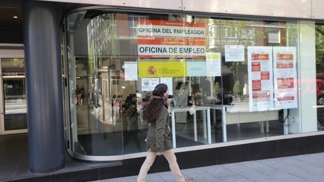 Una mujer pasa frente a una oficina de Empleo en Madrid.