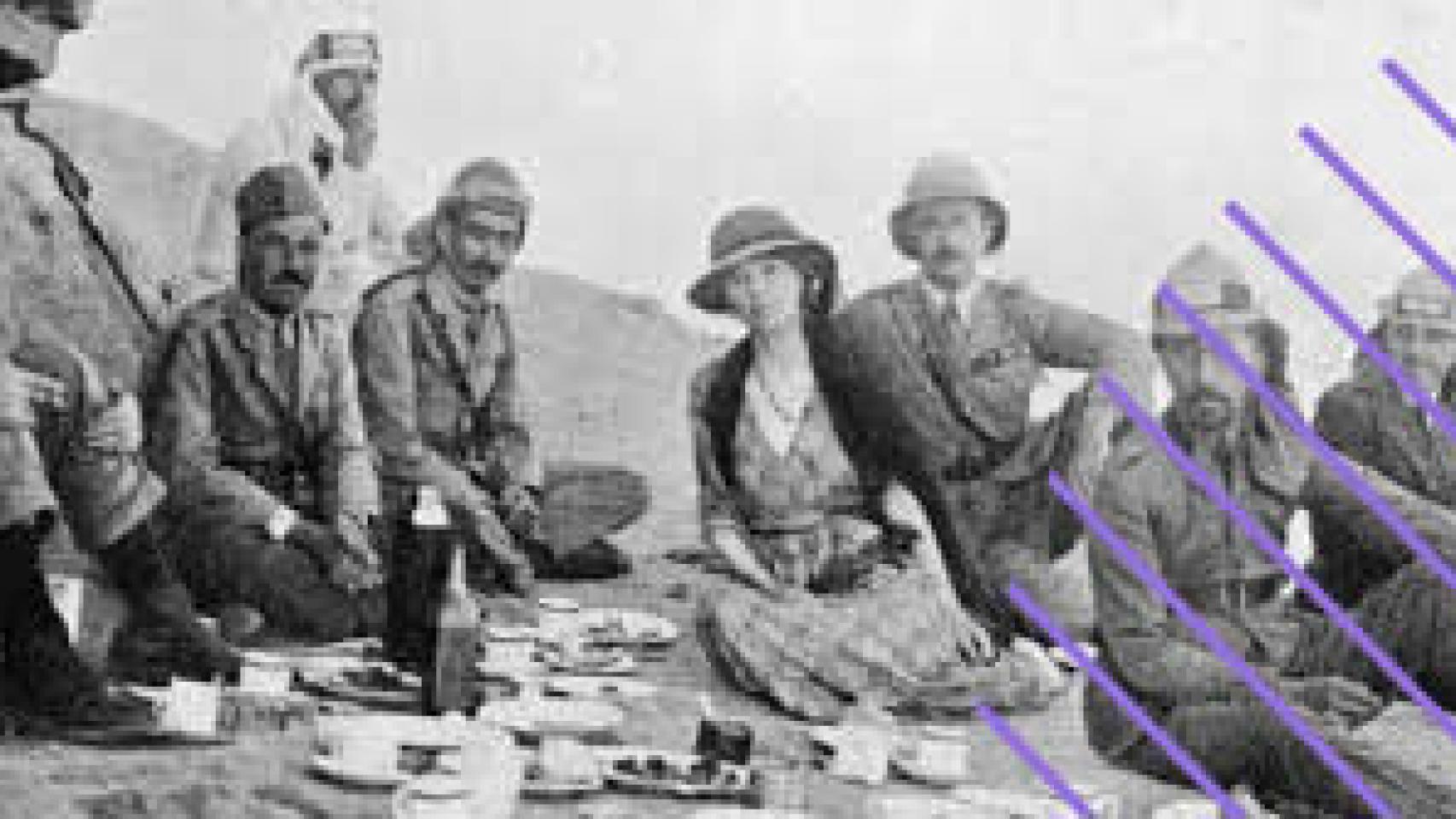 Gertrude Bell, rodeada de soldados británicos.