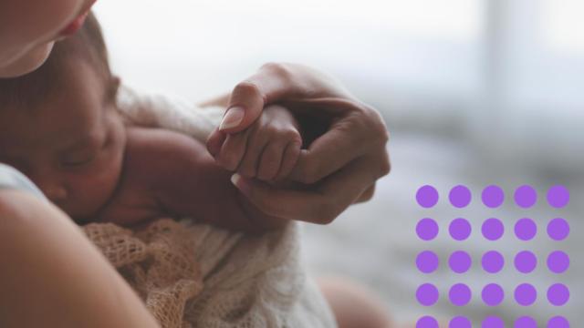 Una mujer con su bebé en brazos.