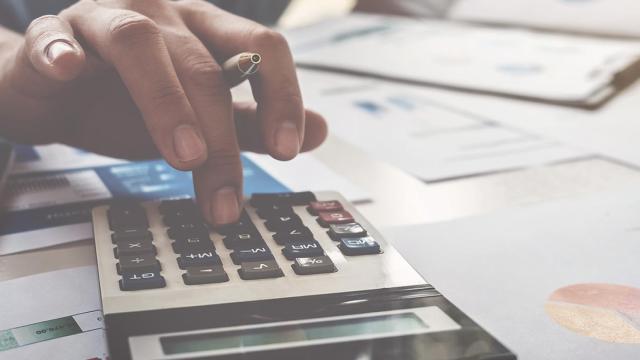 Una persona haciendo la declaración de la renta.