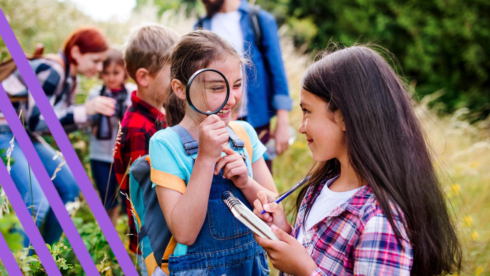 Varios niños y niñas en un campamento de verano.