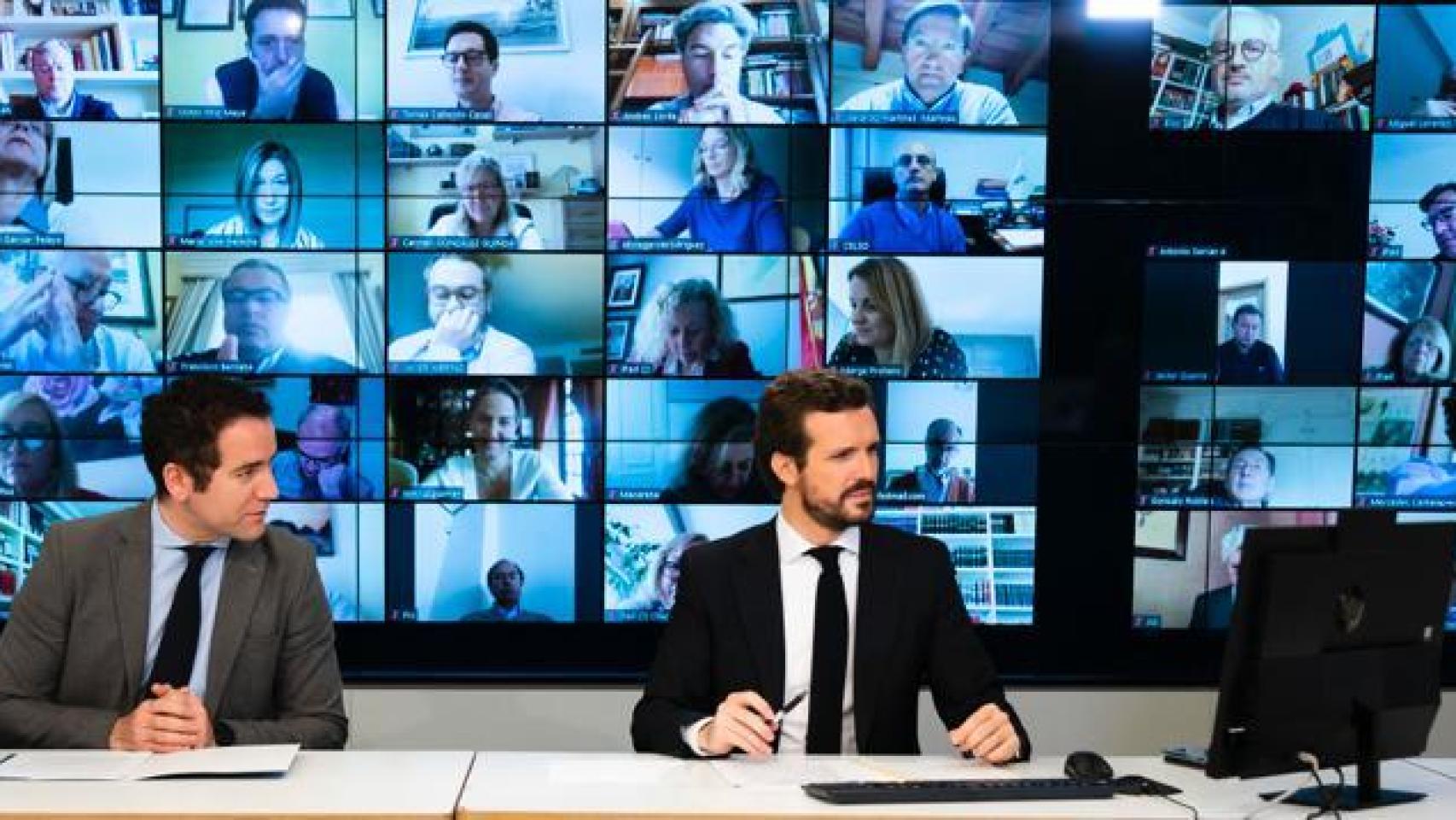 El presidente del PP, Pablo Casado, con su secretario general, Teodoro García, en imagen de archivo.