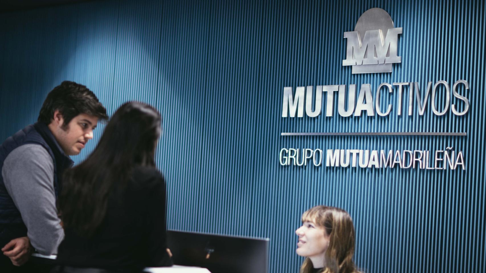 Dos clientes en las oficinas de Mutuactivos.
