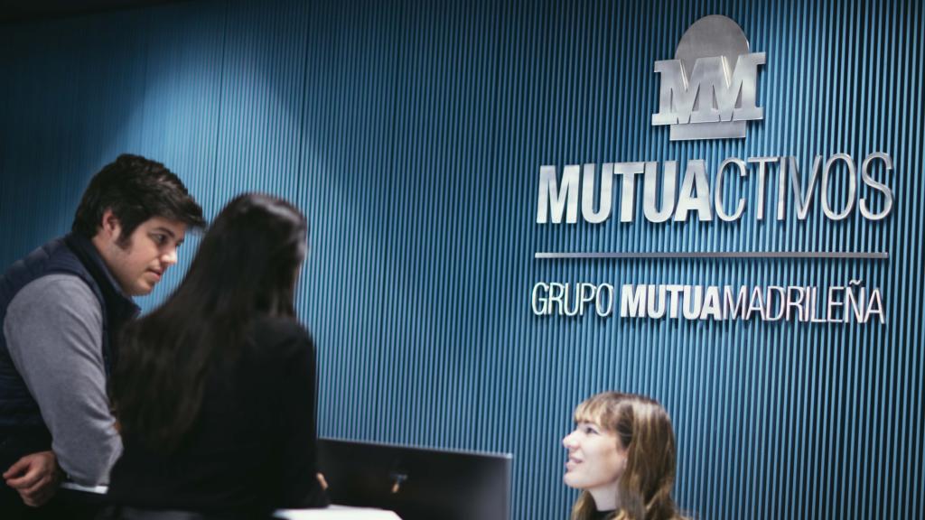 Dos clientes en las oficinas de Mutuactivos.