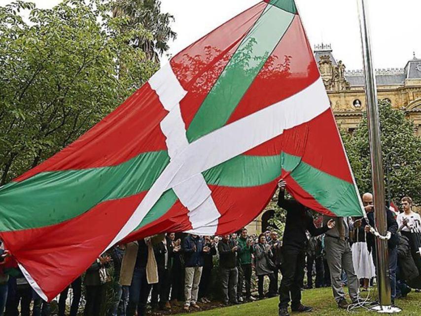 La ikurriña: la enseña que Sabino Arana inventó para Vizcaya.