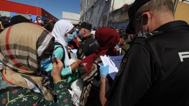 La Policía española controla el paso a Marruecos de los repatriados, este viernes.