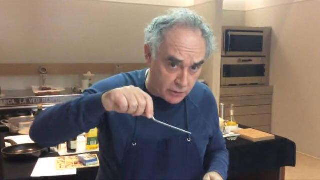 El cocinero Ferrán Adrià preparando sus ya famosos mejillones en escabeche
