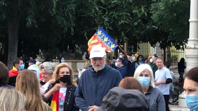 Juan Roig, fotografiado el sábado en Valencia, junto a una manifestación de apoyo al Ejército y a la bandera.