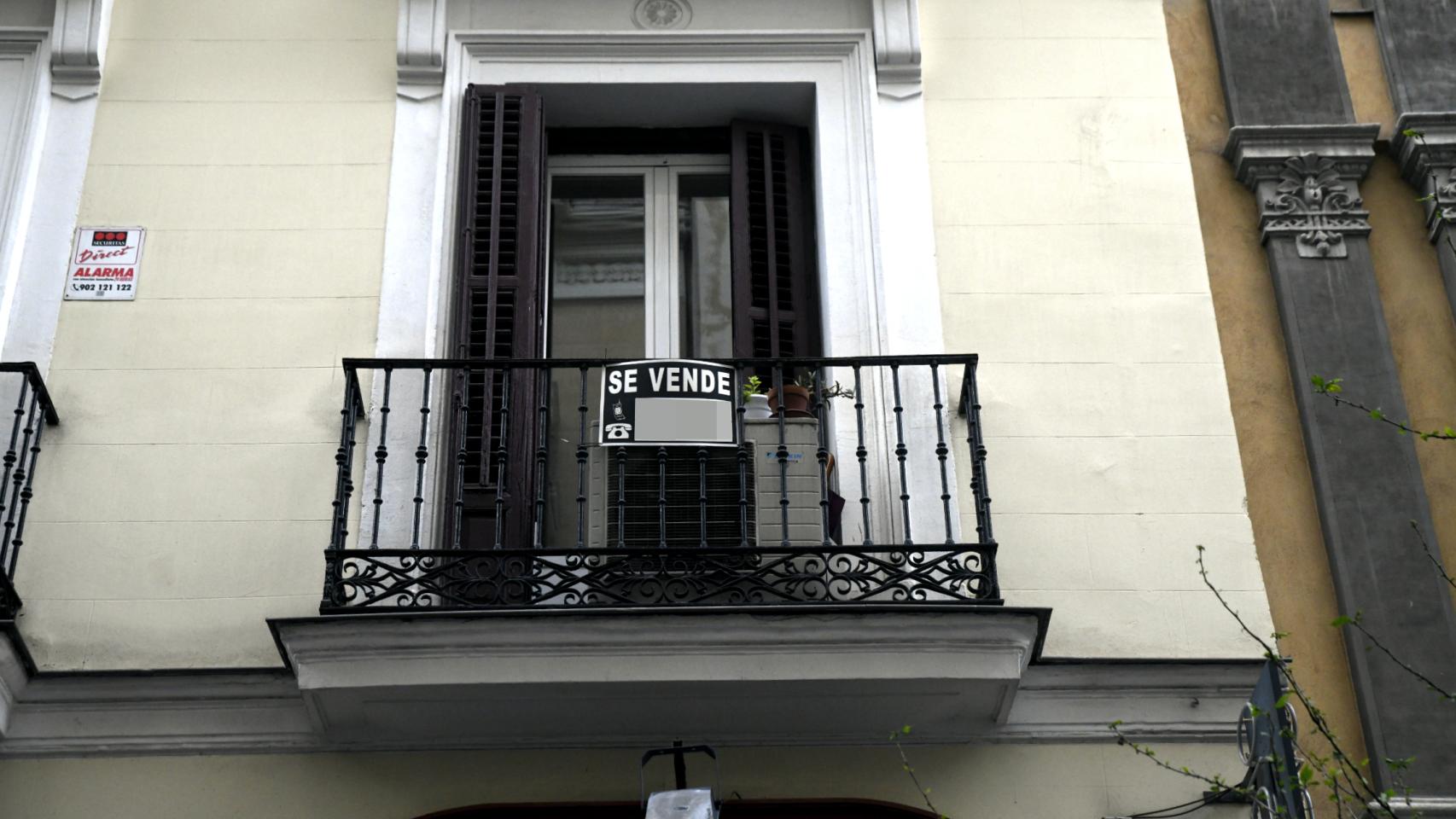Un cartel informa de una vivienda que está en venta