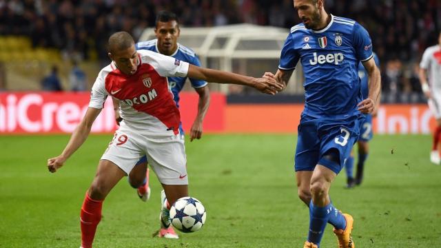 Kylian Mbappé, con el Mónaco, frente a Giorgio Chiellini, con la Juventus