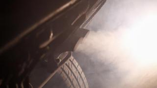 Tubo de escape de un coche emitiendo polución.