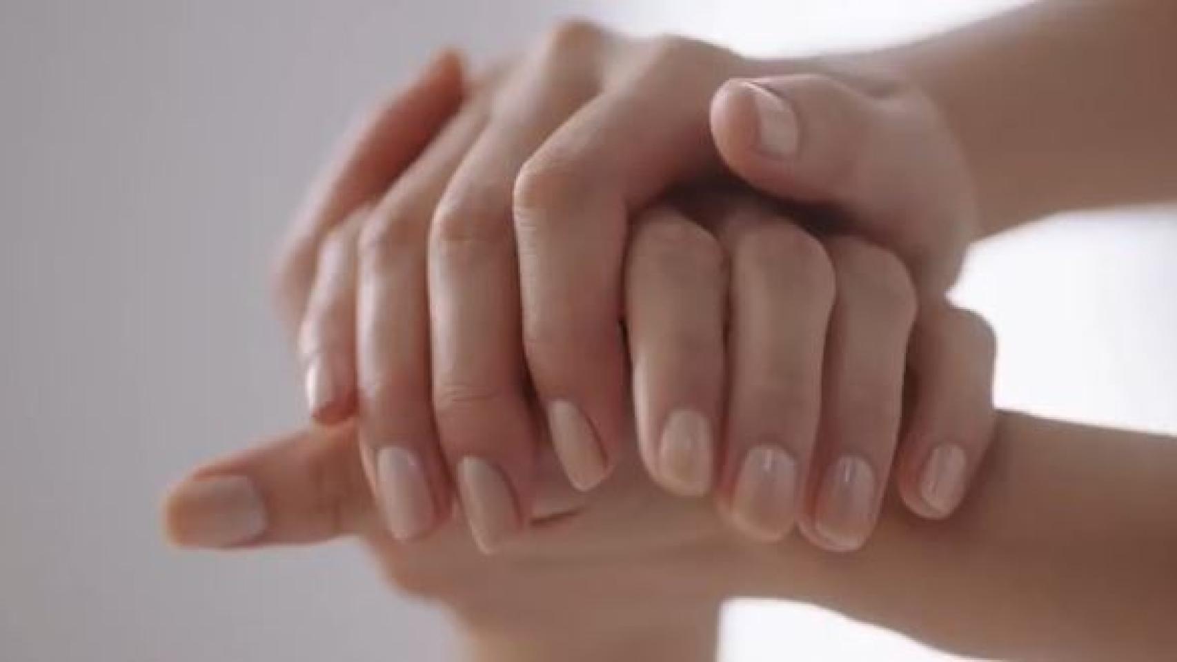 Manos hidratadas de un vídeo promocional de Clarins España.