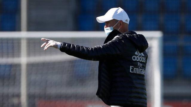 Zinedine Zidane, con mascarilla, en un entrenamiento del Real Madrid
