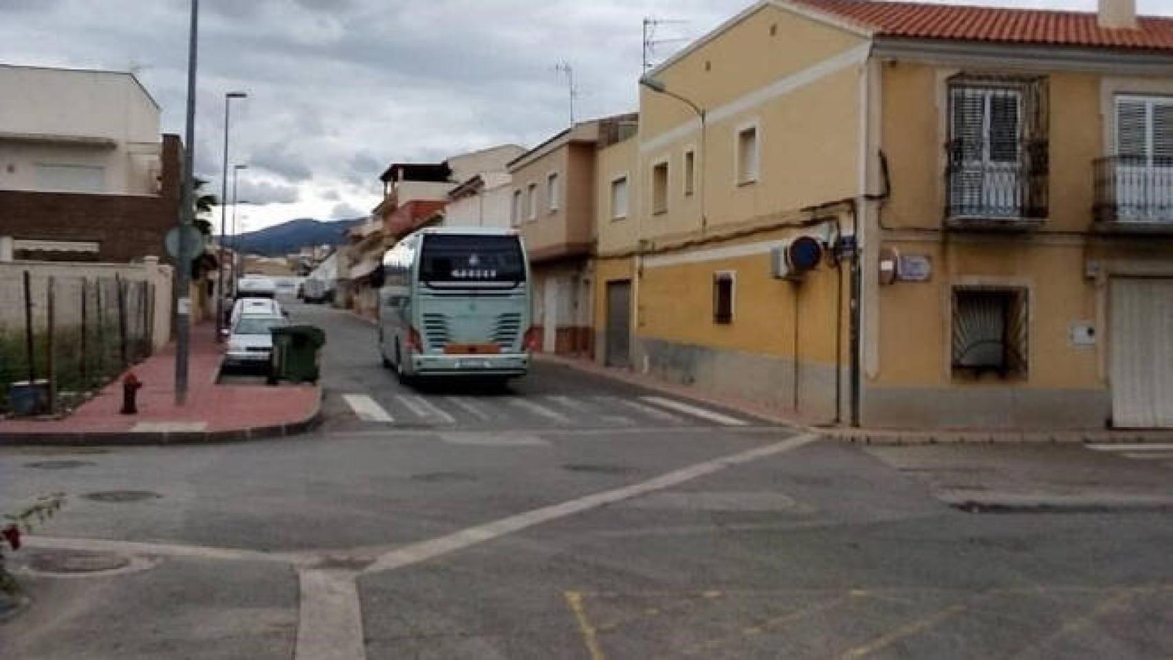 Autobús en el que viajan los 15 vecinos de Totana que tuvieron contacto con alguno de los seis contagiados