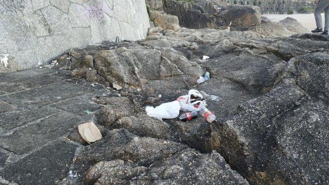 Restos de bebidas en las rocas entre Orzán y Matadero.