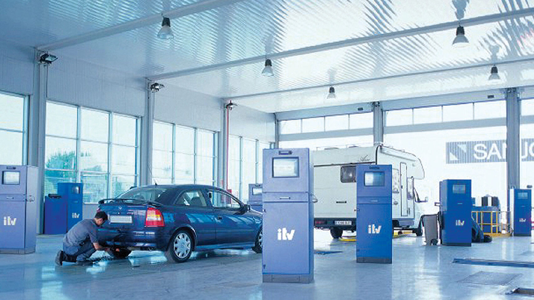 Un coche, pasando la Inspección Técnica del Vehículo en un estación.