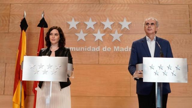 La presidenta de Madrid, Isabel Díaz Ayuso, con su consejero de Sanidad, Enrique Ruiz-Escudero.