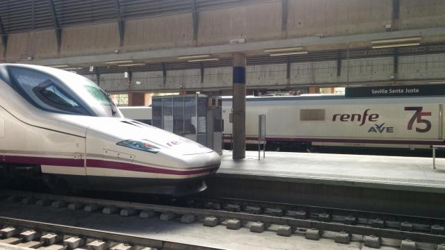 Uno de los trenes AVE en una estación.