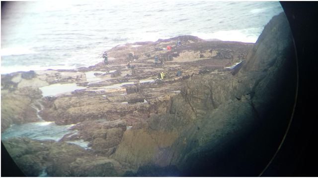 Mariscadores extrayendo mejilla en la Torre de Hércules.