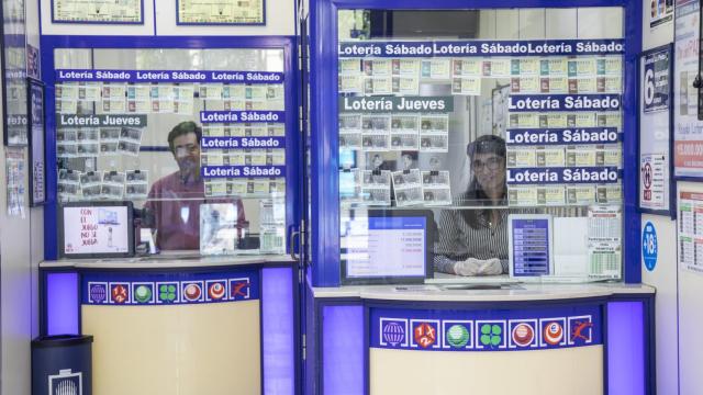 David, el dueño de una administración en la calle Alcalá, junto a su compañera, Milagros.
