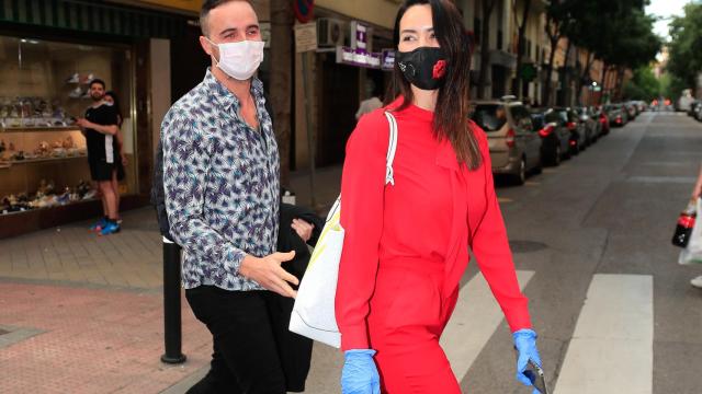 Vania Millán y su prometido Julián Bayón.