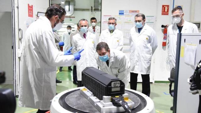 Emiliano García-Page, agachado, ha visitado este miércoles las intalaciones de Tecnobit en Valdepeñas (Fotos: JCCM)