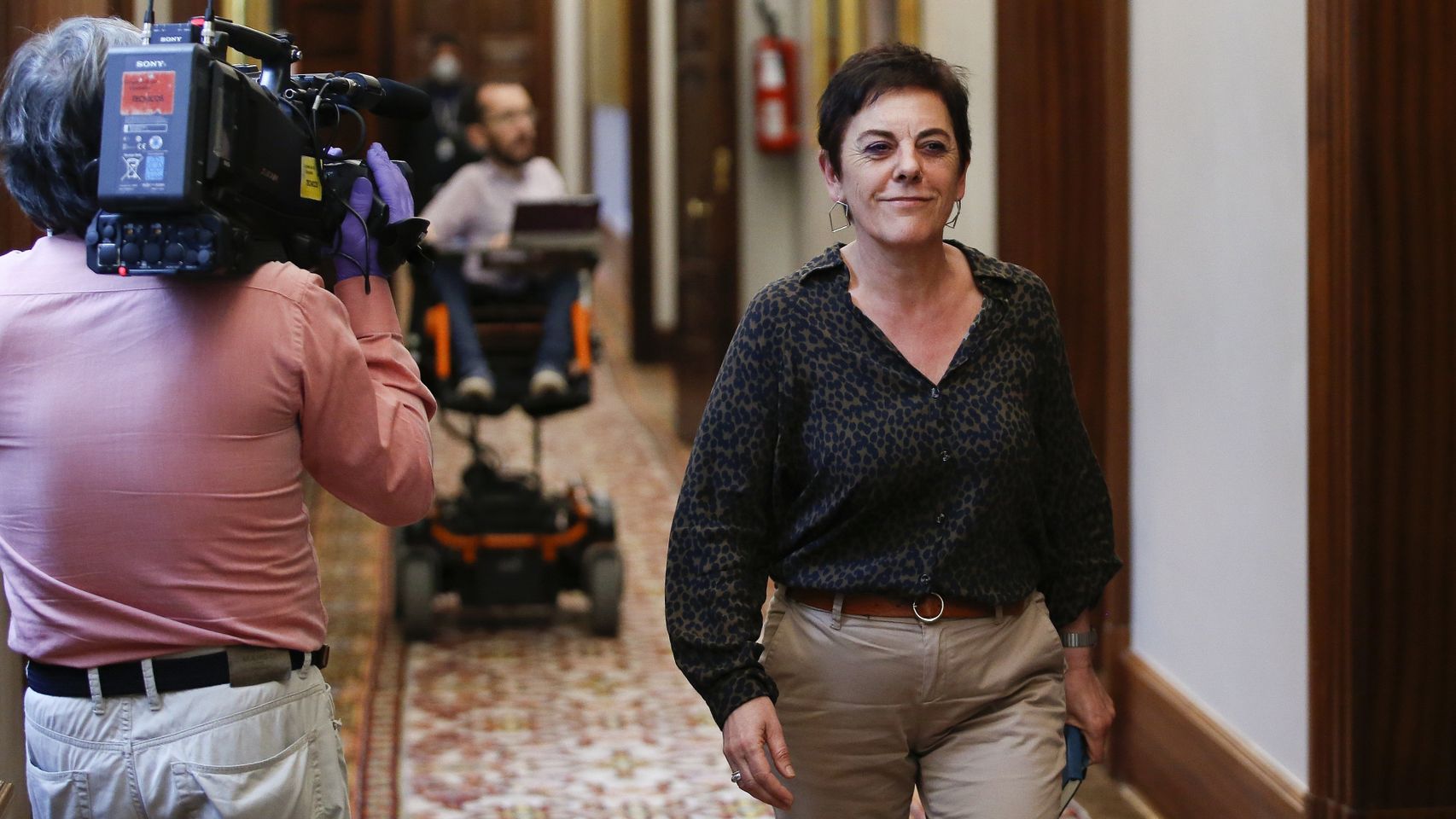 Mertxe Aizpurua, portavoz de EH Bildu en el Congreso, sale de la Junta de Portavoces, con Pablo Echenique al fondo.