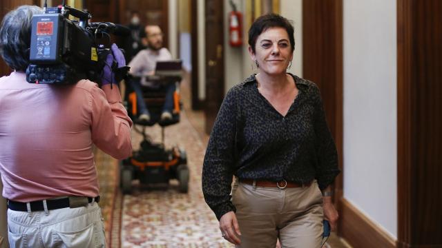 Mertxe Aizpurua, portavoz de EH Bildu en el Congreso, sale de la Junta de Portavoces, con Pablo Echenique al fondo.