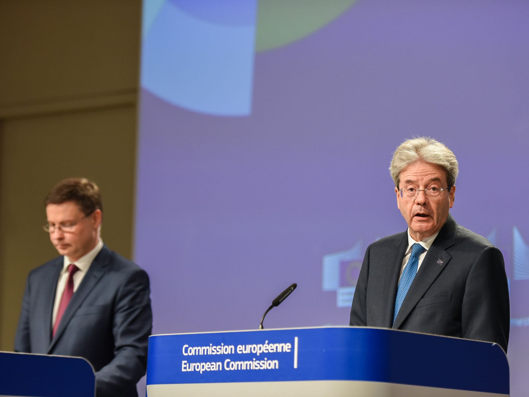 Valdis Dombrovskis y Paolo Gentiloni, durante la rueda de prensa de este miércoles