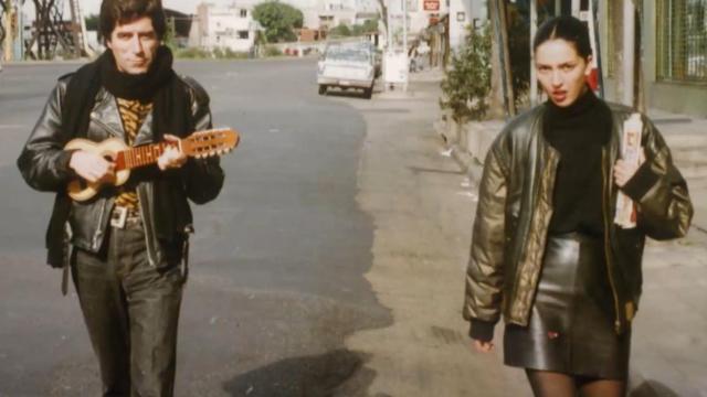 Joaquín Sabina y Cristina Zubillaga, en una de las imágenes del nuevo documental del artista.