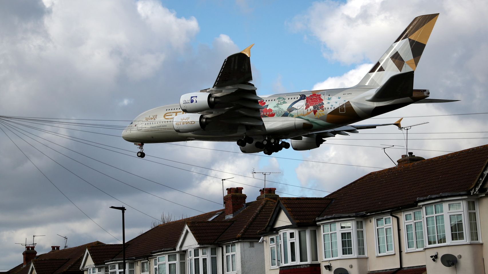 Un Airbus A380 antes de aterrizar en el aeropuerto de Heathrow, en Londres.