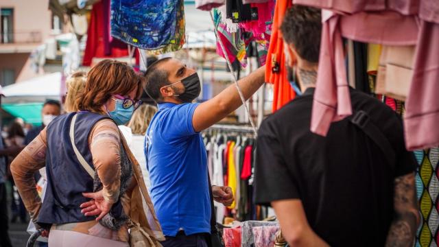 Mercadillo al aire libre.