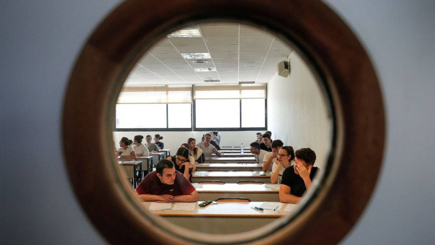 Un grupo de universitarios en un aula de la facultad.
