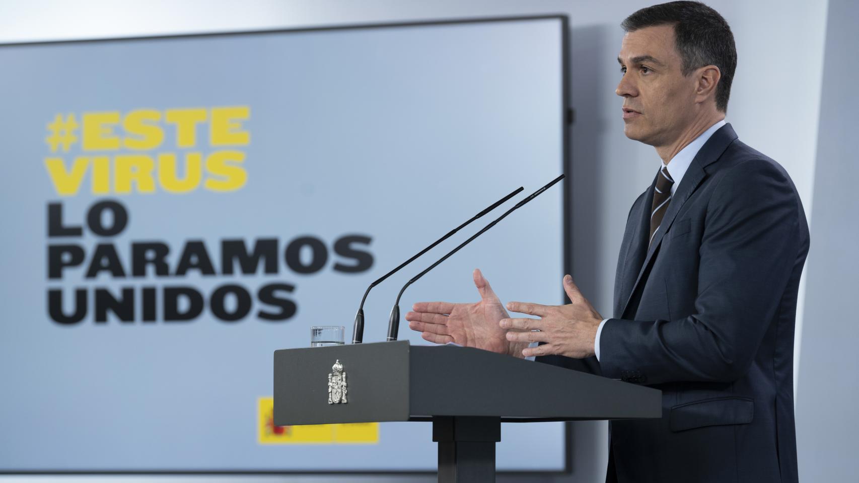 El cartel de Este virus lo paramos unidos enmarca los ataques de Sánchez al PP desde Moncloa.