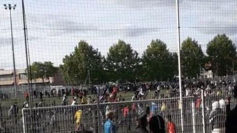 Una momento del partido de fútbol ilegal en Estrasburgo