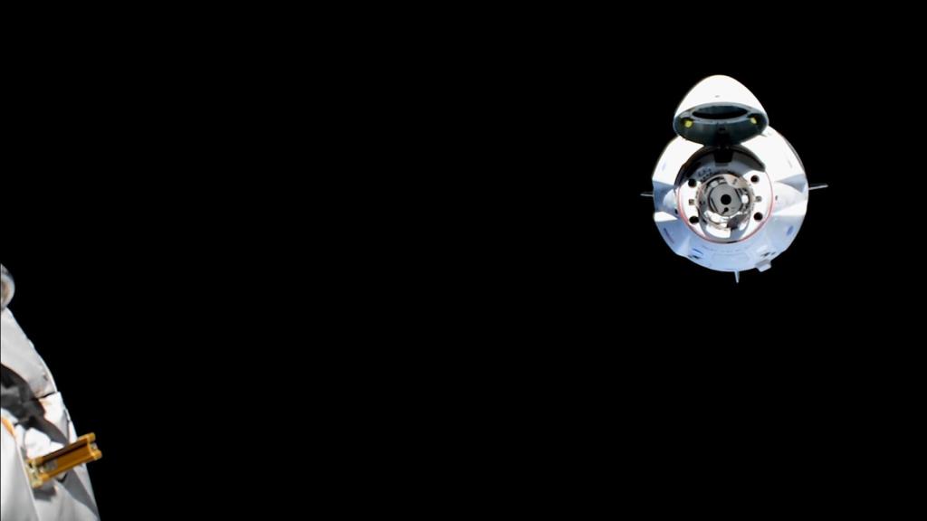 Crew Dragon aproximándose a la Estación Espacial Internacional en uno de los ensayos