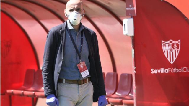 Monchi, en un entrenamiento del Sevilla con mascarilla